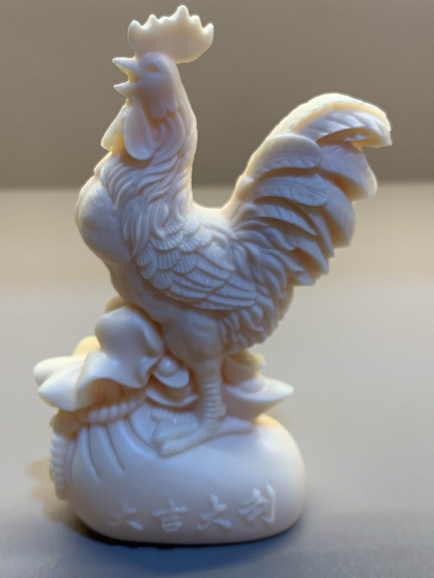 金雞報曉納福來 象牙果雕大吉大利公雞擺件的文化寓意與藝術(shù)鑒賞