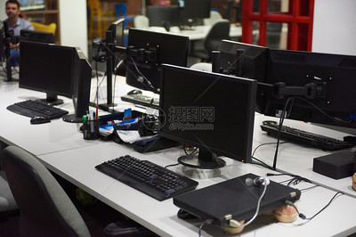 雙監(jiān)控屏幕筆記本電腦 現(xiàn)代辦公室的技術開發(fā)引擎